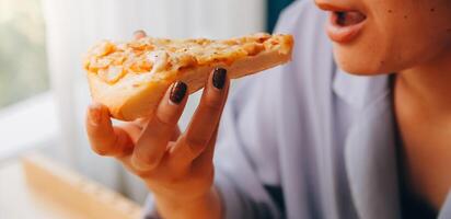 recortado imagen de mujer participación Pizza rebanada a restaurante foto