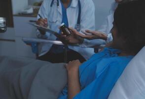 médico y paciente discutiendo algo mientras están sentados en la mesa. concepto de medicina y atención de la salud. medico y paciente foto