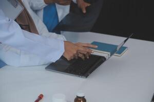 médico que se discute diagnóstico durante el reunión. grupo de médico que se discute trabajo importar en el oficina a trabajar. el médico equipo discute tratamiento opciones con el paciente. foto