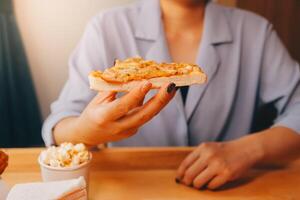 recortado imagen de mujer participación Pizza rebanada a restaurante foto