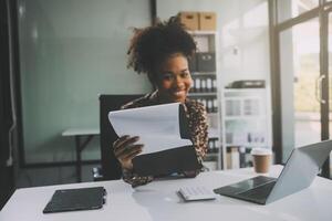 mujer de negocios utilizando calculadoras para hacer matemáticas Finanzas en de madera escritorios en oficina y negocio trabajando fondo, impuesto, contabilidad, Estadísticas, y analítico investigación concepto foto