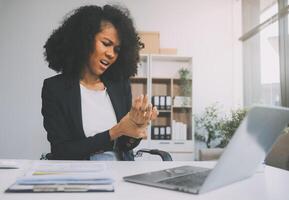 sobrecargado de trabajo mujer de negocios estrés desde trabajo o trastornado después refinamiento reunión. emocional presión, estrés a trabajo concepto foto