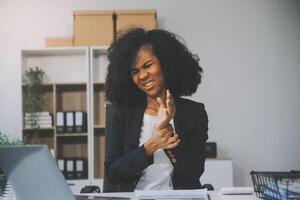 sobrecargado de trabajo mujer de negocios estrés desde trabajo o trastornado después refinamiento reunión. emocional presión, estrés a trabajo concepto foto