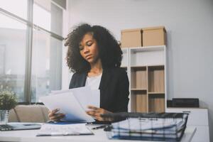 sobrecargado de trabajo mujer de negocios estrés desde trabajo o trastornado después refinamiento reunión. emocional presión, estrés a trabajo concepto foto