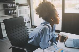 triste cansado joven asiático dama pensamiento, dormir a computadora portátil, sufrimiento desde trabajo excesivo, estrés en habitación interior. fecha límite, problemas en estudiar, trabajar, negocio, Lanza libre a hogar nuevo normal con tecnología foto