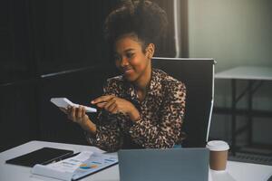 mujer de negocios utilizando calculadoras para hacer matemáticas Finanzas en de madera escritorios en oficina y negocio trabajando fondo, impuesto, contabilidad, Estadísticas, y analítico investigación concepto foto