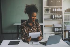 mujer de negocios utilizando calculadoras para hacer matemáticas Finanzas en de madera escritorios en oficina y negocio trabajando fondo, impuesto, contabilidad, Estadísticas, y analítico investigación concepto foto