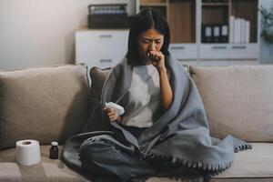 trastornado mujer frustrado por problema con trabajo o relaciones, sentado en sofá, abrazando rodillas, cubierto cara en mano, sensación desesperación y ansiedad, soledad, teniendo psicológico problema foto