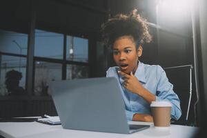 negocio mujer sentado a trabajo estresado , fuera trabajando difícil sensación estresado fuera y mareado desde tu trabajo foto