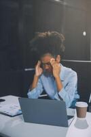 negocio mujer sentado a trabajo estresado , fuera trabajando difícil sensación estresado fuera y mareado desde tu trabajo foto