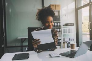 mujer de negocios utilizando calculadoras para hacer matemáticas Finanzas en de madera escritorios en oficina y negocio trabajando fondo, impuesto, contabilidad, Estadísticas, y analítico investigación concepto foto