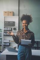 el retrato de una joven mujer asiática independiente está trabajando en su trabajo en una tableta de computadora en una oficina moderna. hacer un informe de análisis contable datos de inversión inmobiliaria, concepto de sistemas financieros y fiscales. foto