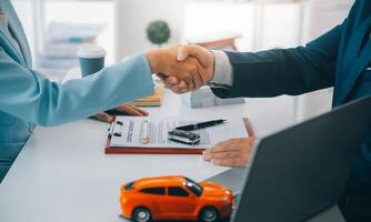 Insurance officers hand over the car keys after the tenant. have signed an auto insurance document or a lease or agreement document Buying or selling a new or used car with a car photo