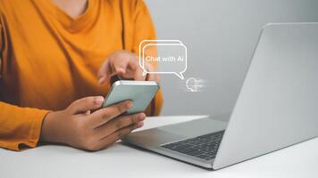 mujer mano utilizar espectáculo un teléfono inteligente a tipo En Vivo charlar, preguntar, responder con un artificial inteligencia sistema. chatbot. ai asistente. foto