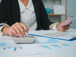 foto cerca arriba manos de negocio mujer trabajando en escritorio oficina con utilizando un calculadora a calcular el números, Finanzas contabilidad concepto, contabilidad comprobación empresa presupuesto contabilidad documentos.