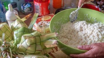 ketupat o arroz bola de masa hervida es indonesio tradicional comida servir en eid foto
