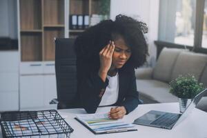 sobrecargado de trabajo mujer de negocios estrés desde trabajo o trastornado después refinamiento reunión. emocional presión, estrés a trabajo concepto foto