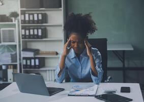 negocio mujer sentado a trabajo estresado , fuera trabajando difícil sensación estresado fuera y mareado desde tu trabajo foto