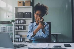 asiático mujer trabajando difícil en el oficina teniendo dolores y esfuerzos en su torso y cintura foto