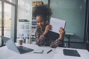 mujer de negocios utilizando calculadoras para hacer matemáticas Finanzas en de madera escritorios en oficina y negocio trabajando fondo, impuesto, contabilidad, Estadísticas, y analítico investigación concepto foto