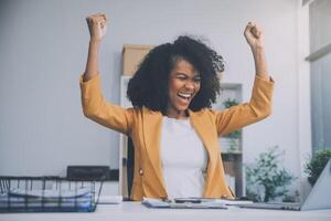 mujer de negocios asiática que usa una computadora portátil y trabaja en la oficina con un documento de calculadora en el escritorio, planificando el análisis del informe financiero, la inversión del plan de negocios, el concepto de análisis financiero. foto