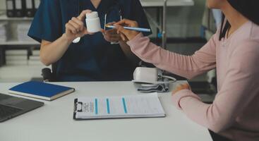 médico y paciente discutiendo algo mientras están sentados en la mesa. concepto de medicina y atención de la salud. medico y paciente foto