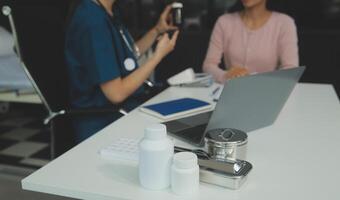 médico y paciente discutiendo algo mientras están sentados en la mesa. concepto de medicina y atención de la salud. medico y paciente foto