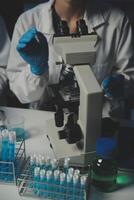 profesional químico mujer laboratorio utilizando científico microscopio para Ciencias investigación, química científico con microbiología medicos equipo tecnología a trabajando con medicina biología experimentar foto