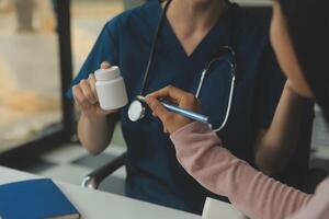 médico y paciente discutiendo algo mientras están sentados en la mesa. concepto de medicina y atención de la salud. medico y paciente foto