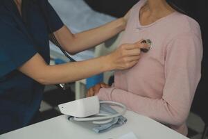 médico y paciente discutiendo algo mientras están sentados en la mesa. concepto de medicina y atención de la salud. medico y paciente foto