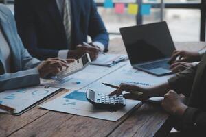 conferencia de trabajo conjunto, reunión del equipo de negocios presente, colegas inversores que discuten los datos del gráfico financiero del nuevo plan en la mesa de la oficina con computadora portátil y tableta digital, finanzas, contabilidad, inversión. foto