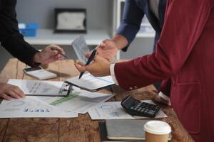 negocio equipo reunión trabajando con nuevo puesta en marcha proyecto, discusión y análisis datos el cartas y gráficos digital tableta, calculadora, ordenador portátil computadora usando, negocio Finanzas y contabilidad concepto. foto