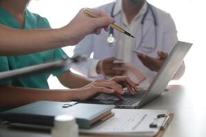 médico equipo reunión alrededor mesa en moderno hospital foto