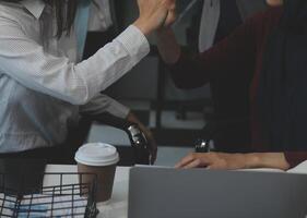 los analistas financieros analizan los informes financieros de negocios en un proyecto de inversión de planificación de tabletas digitales durante una discusión en una reunión de empresas que muestran los resultados de su exitoso trabajo en equipo. foto