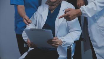 calidad cuidado de la salud es todas acerca de poniendo el paciente a el centro. Disparo de un grupo de médico practicantes teniendo un discusión en un hospital. foto