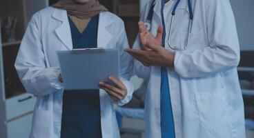 médico y paciente discutiendo algo mientras están sentados en la mesa. concepto de medicina y atención de la salud. medico y paciente foto