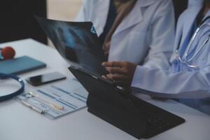 médico que se discute diagnóstico durante el reunión. grupo de médico que se discute trabajo importar en el oficina a trabajar. el médico equipo discute tratamiento opciones con el paciente. foto