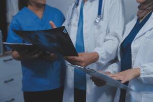 calidad cuidado de la salud es todas acerca de poniendo el paciente a el centro. Disparo de un grupo de médico practicantes teniendo un discusión en un hospital. foto