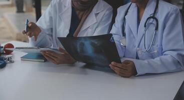 médico que se discute diagnóstico durante el reunión. grupo de médico que se discute trabajo importar en el oficina a trabajar. el médico equipo discute tratamiento opciones con el paciente. foto