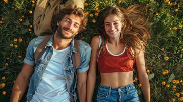 contento Pareja relajante juntos en un herboso campo con flores foto