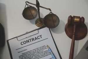 americano mujer abogado o mujer de negocios africano trabajando con computadora portátil, buscando, analizando datos, leyendo contrato documentos trabajo con ley libros martillo de justicia consultante abogado concepto. foto