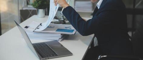 mujer sentado a escritorio y trabajando a computadora manos cerca arriba foto