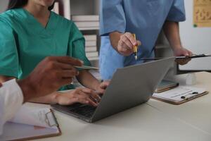 médico equipo reunión alrededor mesa en moderno hospital foto