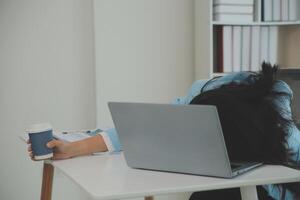 cansado adolescente niña frotamiento seco irritable ojos sensación ojo presion tensión migraña después computadora trabajar, agotado joven asiático mujer estudiante alivio dolor de cabeza dolor, malo débiles borroso visión, vista problema foto