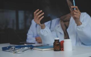 médico que se discute diagnóstico durante el reunión. grupo de médico que se discute trabajo importar en el oficina a trabajar. el médico equipo discute tratamiento opciones con el paciente. foto