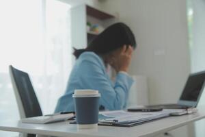 cansado adolescente niña frotamiento seco irritable ojos sensación ojo presion tensión migraña después computadora trabajar, agotado joven asiático mujer estudiante alivio dolor de cabeza dolor, malo débiles borroso visión, vista problema foto