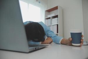 cansado adolescente niña frotamiento seco irritable ojos sensación ojo presion tensión migraña después computadora trabajar, agotado joven asiático mujer estudiante alivio dolor de cabeza dolor, malo débiles borroso visión, vista problema foto