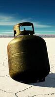 viejo contenedor de gas de peligro oxidado en Salt Lake video