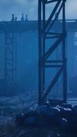 angstaanjagende verlaten fabriek 's nachts video