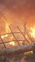 queima de casa de madeira na antiga vila video